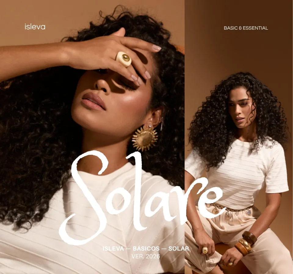 Coleção Solare da Isleva: modelo com camiseta canelada off white e pulseiras de madeira, em estúdio cor de areia.